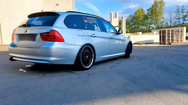 Silber Gebraucht 2011 BMW 320 Sport Line Kombi | 6.000 € (Guter Preis) - Bild 1/4
