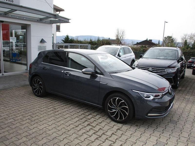 Gebraucht VW Golf VIII Style 150 PS (110 kW) 2023 Grau Limousine