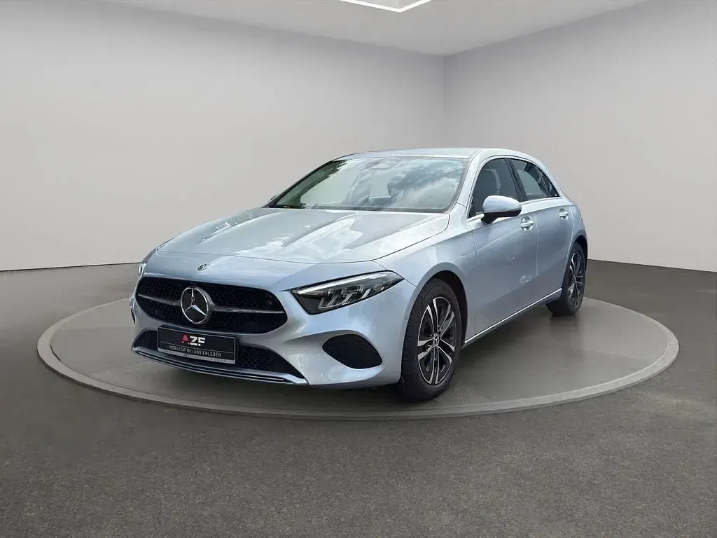 Gebraucht Mercedes A180 Progressive 150 PS (110 kW) 2024 Hightechsilber matallic Limousine