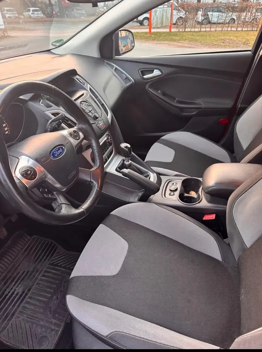 Używany Ford Focus 125 KM (91 kW) 2014 Czerwony Sedan/Limuzyna