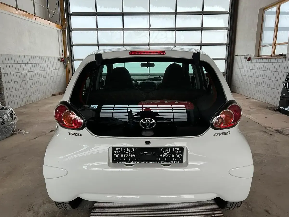 Gebraucht Toyota Aygo 68 PS (50 kW) 2012 Weiß Kleinwagen