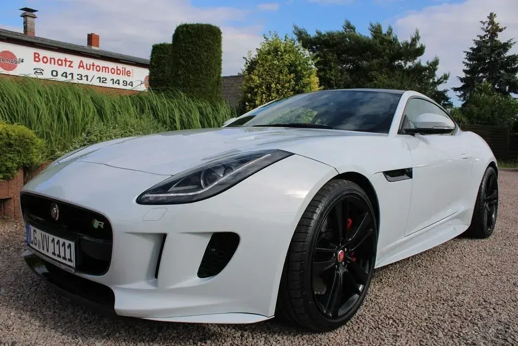Używany Jaguar F-Type R 551 KM (405 kW) 2017 Biały Coupe