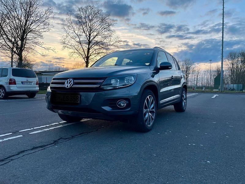 Grau Gebraucht 2016 VW Tiguan SUV | 13.200 € - Bild 1/4