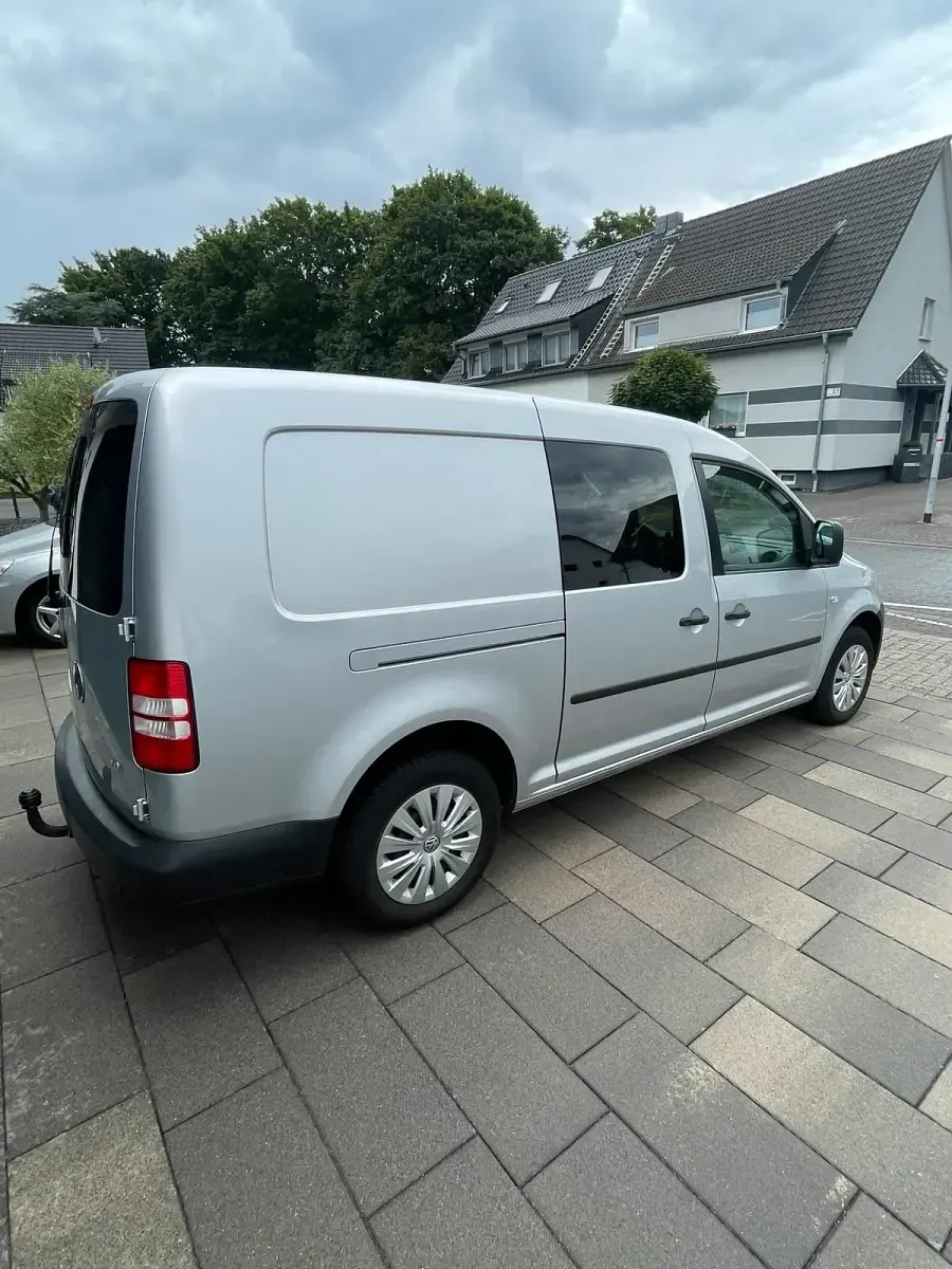 Gebraucht VW Caddy Maxi 102 PS (75 kW) 2011 Silber Van / Kleinbus