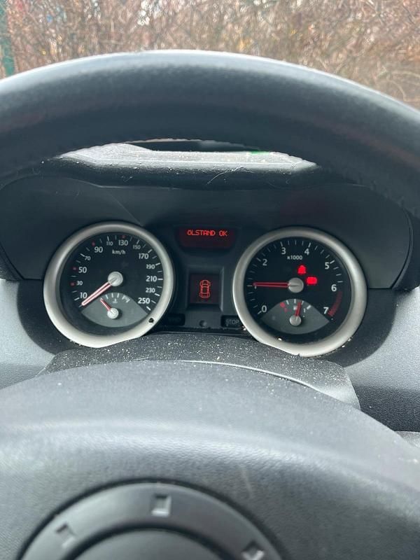 Grau Gebraucht 2004 Renault Mégane II Limousine | 900 € (Fairer Preis) - Bild 1/4