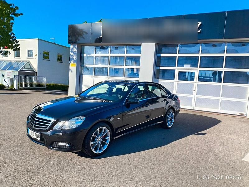 Schwarz Gebraucht 2009 Mercedes E250 Avantgarde Limousine | 9.990 € (Fairer Preis) - Bild 1/4