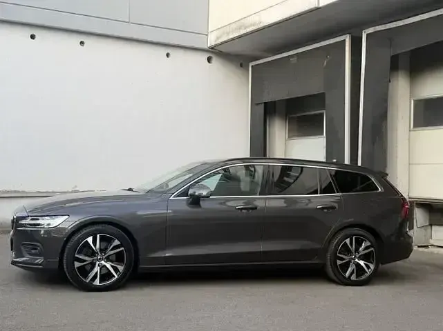 Gebraucht Volvo V60 Core 197 PS (144 kW) 2023 Grau Kombi