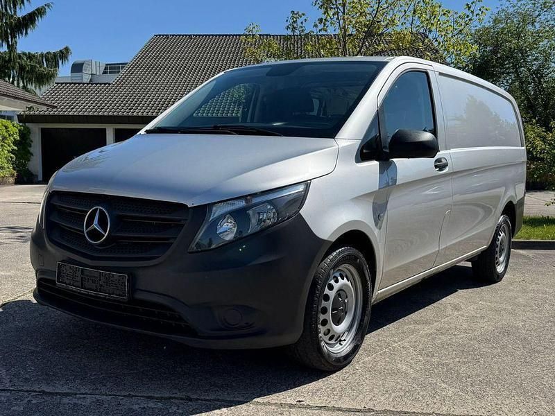 Silber Gebraucht 2019 Mercedes Vito Van / Kleinbus | 9.990 € (Teuer) - Bild 1/4