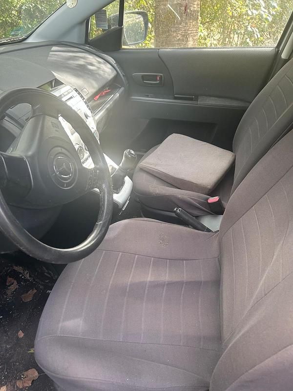 Usado Mazda 5 110 HP (80 kW) 2006 Prateado Monovolume