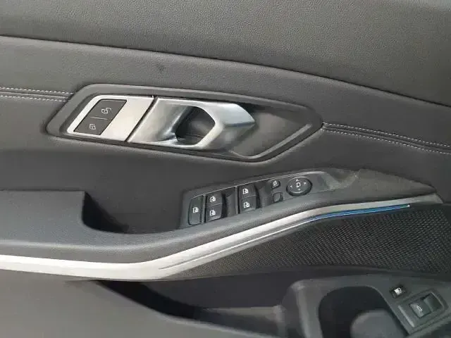 Gebraucht BMW 330e Advantage 252 PS (185 kW) 2022 Saphirschwarz metallic Kombi