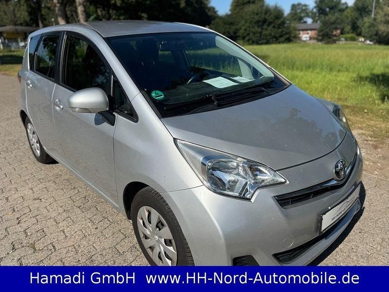 Silber Gebraucht 2012 Toyota Verso-S Life Van / Kleinbus | 4.999 € (Fairer Preis) - Bild 1/4