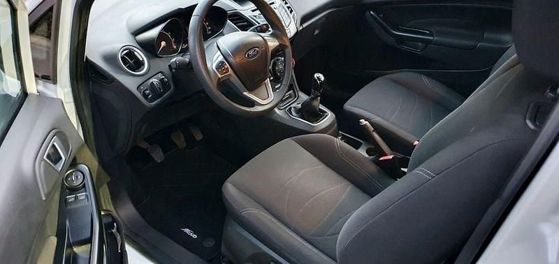 Gebraucht Ford Fiesta Trend 65 PS (47 kW) 2014 Weiß Kleinwagen