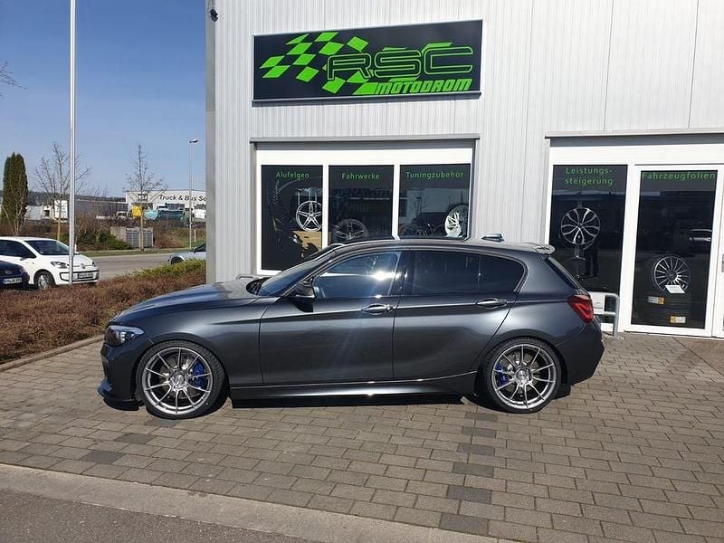 Grau Gebraucht 2019 BMW M140 M Sport Limousine | 29.999 € (Guter Preis) - Bild 1/4