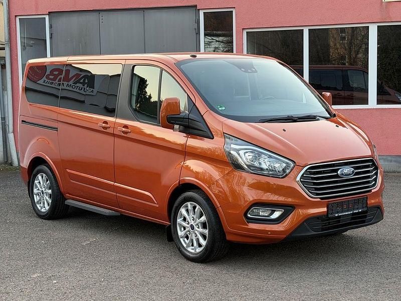 Gebraucht Ford Tourneo Titanium 131 PS (96 kW) 2019 Orange Van / Kleinbus