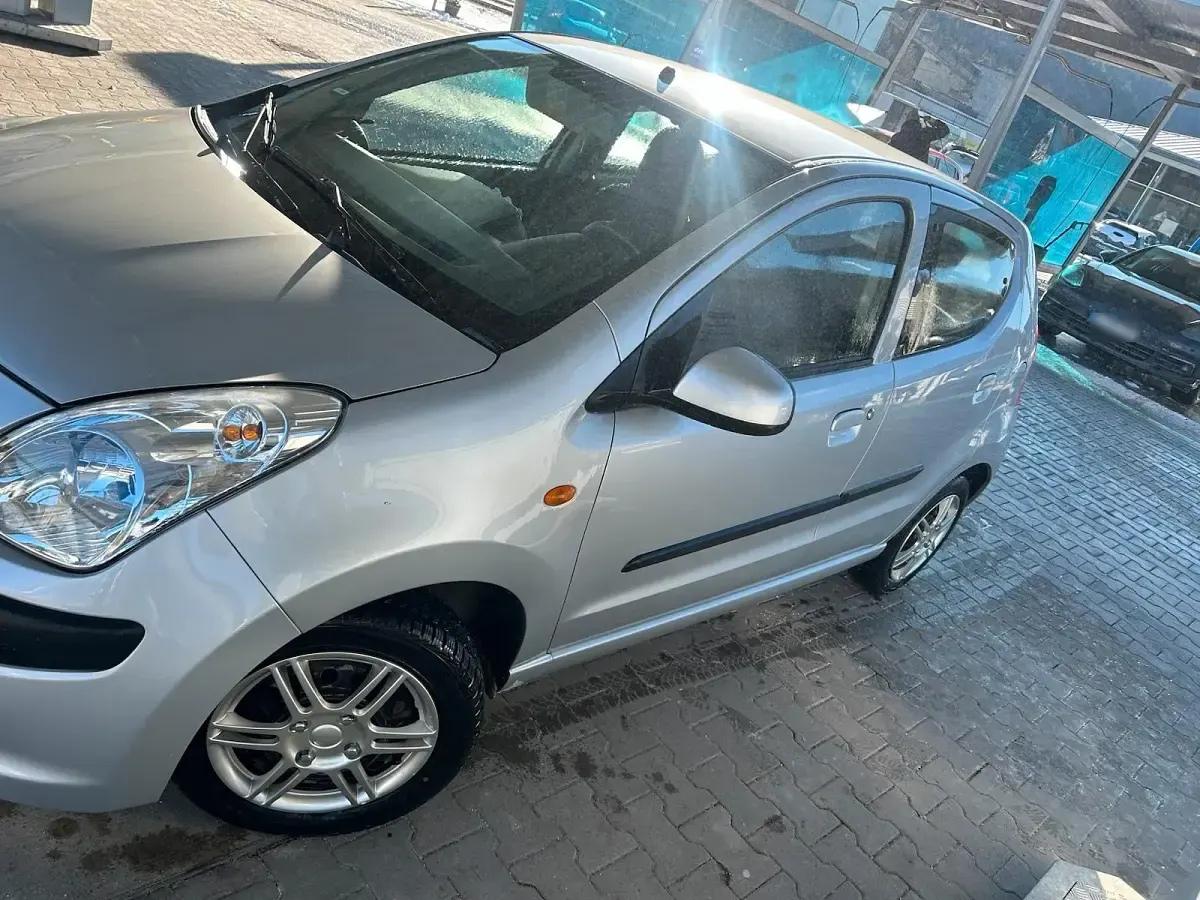 Gebraucht Nissan Pixo 69 PS (50 kW) 2009 Silber Kleinwagen