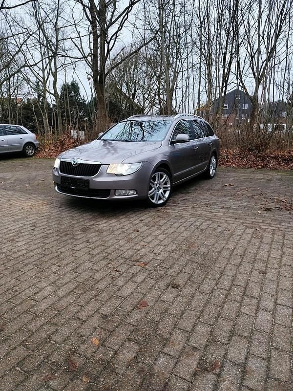 Braun Gebraucht 2011 Skoda Superb Kombi | 4.999 € (Superpreis) - Bild 1/4