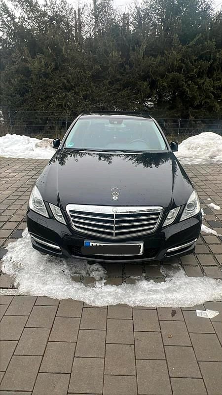 Gebraucht Mercedes E220 Avantgarde 170 PS (125 kW) 2012 Schwarz Limousine
