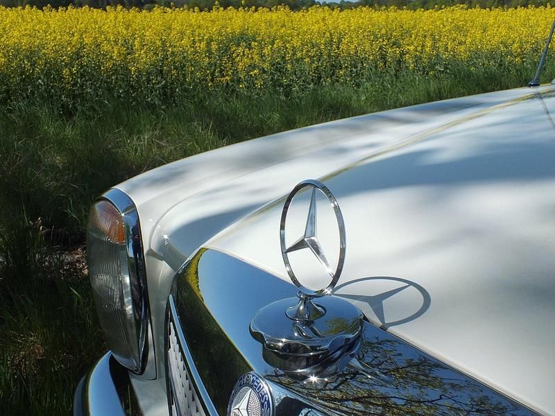 Weiß Gebraucht 1972 Mercedes 200/8 Limousine | 21.900 € - Bild 1/4