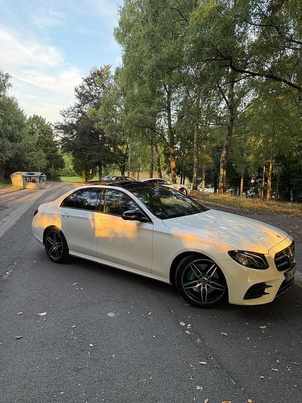Weiß Gebraucht 2017 Mercedes E350 AMG line Limousine | 26.500 € (Guter Preis) - Bild 1/4