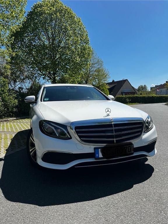 Weiß Gebraucht 2018 Mercedes E220 Limousine | 22.900 € (Superpreis) - Bild 1/4