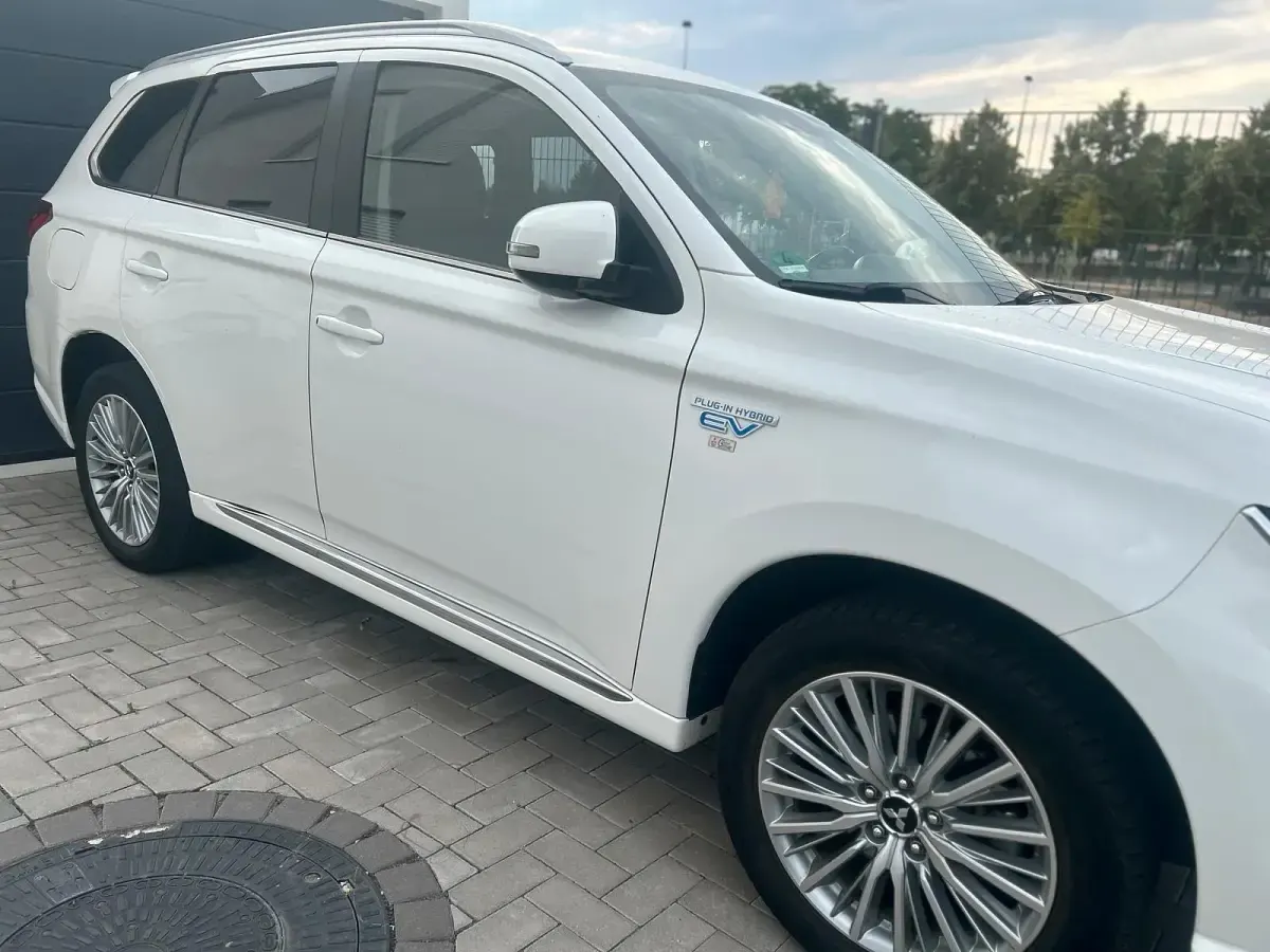 Gebraucht Mitsubishi Outlander P-HEV Plus 224 PS (164 kW) 2019 Weiß SUV