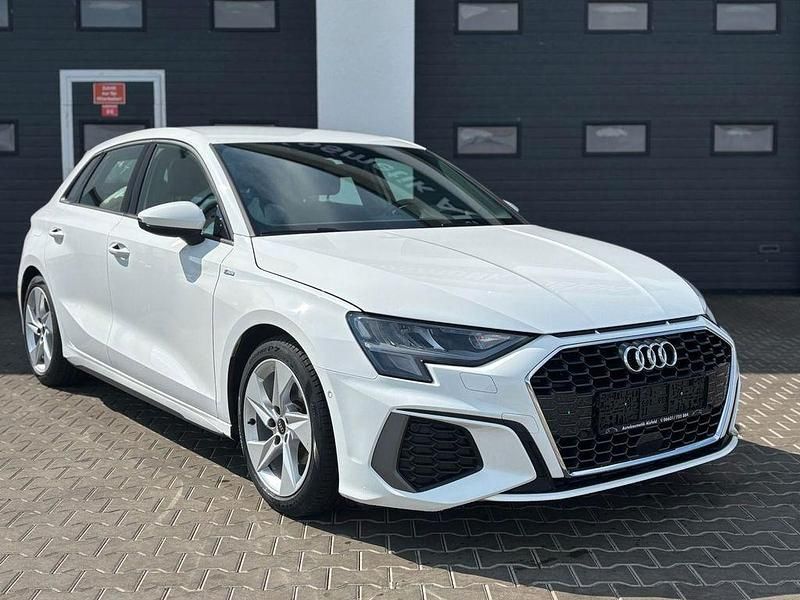 Weiß Gebraucht 2022 Audi A3 Sportback S-Line Kleinwagen | 18.970 € (Guter Preis) - Bild 1/4