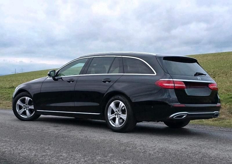 Schwarz Gebraucht 2018 Mercedes E220 AMG line Kombi | 16.450 € (Superpreis) - Bild 1/4