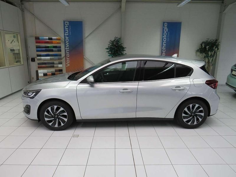 Gebraucht Ford Focus Titanium 125 PS (91 kW) 2023 Polarsilber metallic Limousine