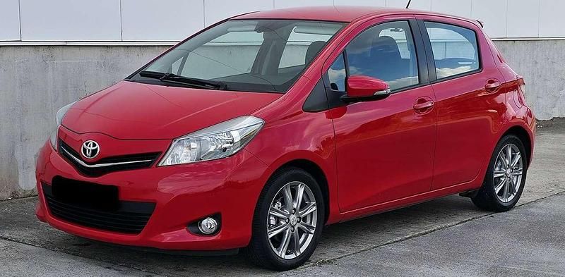 Rot Gebraucht 2013 Toyota Yaris Van / Kleinbus | 12.000 € (Fairer Preis) - Bild 1/4
