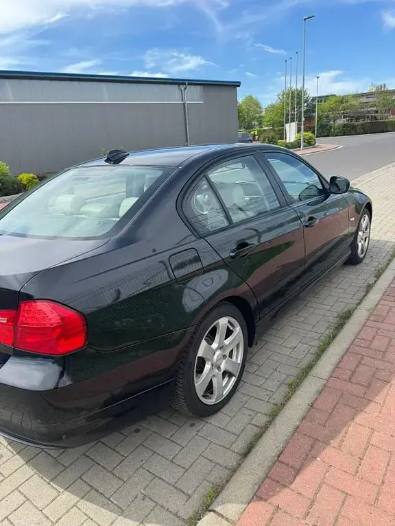 Gebraucht BMW 320 170 PS (125 kW) 2010 Schwarz Limousine