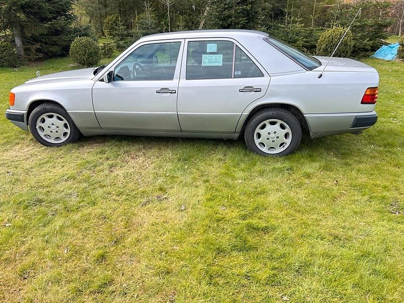Second-hand Mercedes E280 193 CP (141 kW) 1992 Berlinǎ