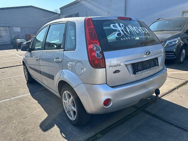 Gebraucht Ford Fiesta Ghia 80 PS (58 kW) 2007 Silber Kleinwagen