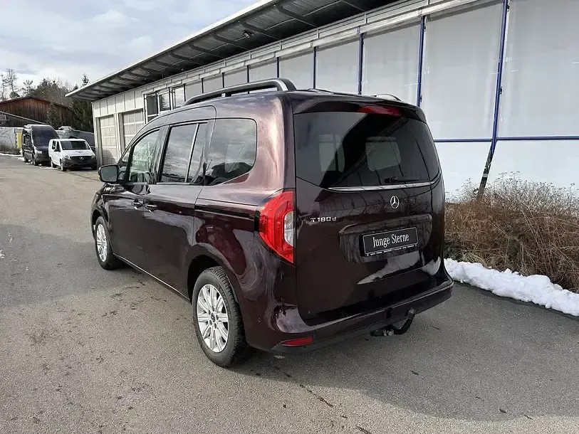 Gebraucht Mercedes T180 Progressive 116 PS (85 kW) 2024 Rot Van / Kleinbus