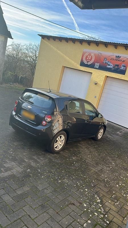 Gebraucht Chevrolet Aveo 101 PS (74 kW) 2012 Schwarz Kleinwagen