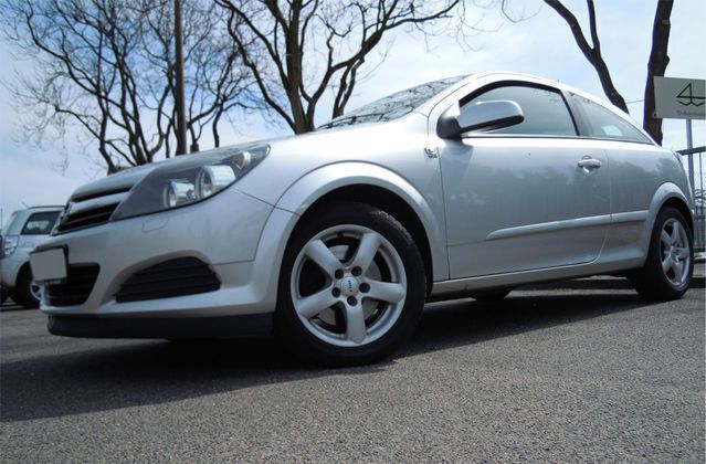 Silber Gebraucht 2006 Opel Astra GTC Sport Coupé | 5.900 € - Bild 1/4
