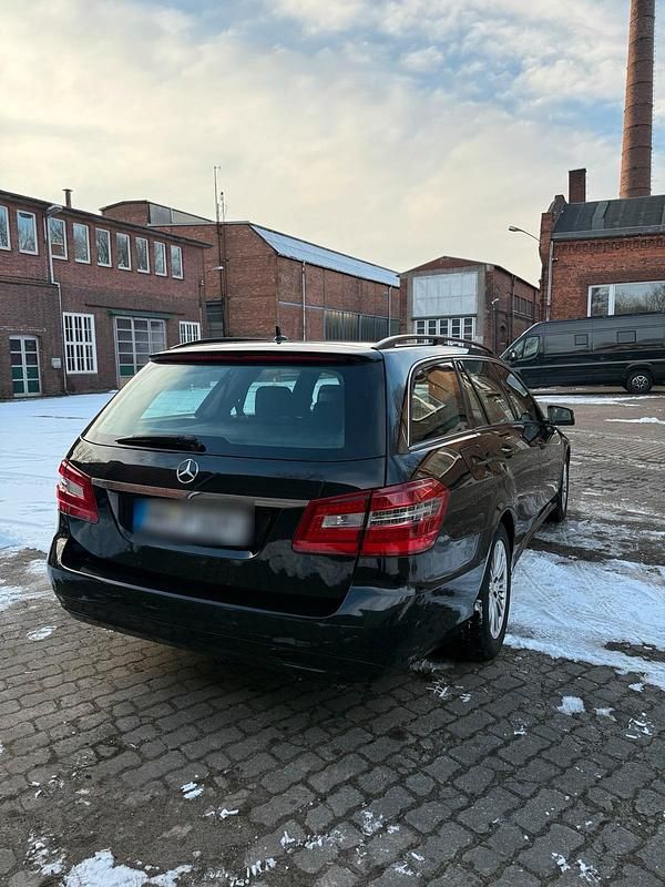 Gebraucht Mercedes E220 170 PS (125 kW) 2010 Schwarz Kombi