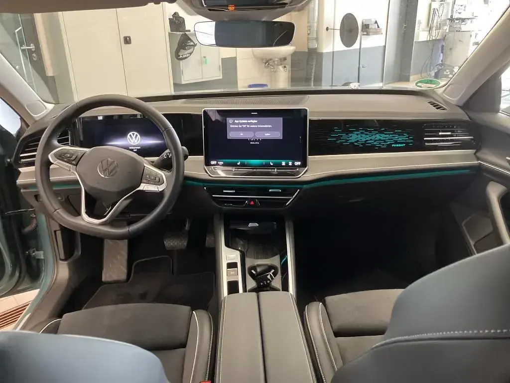 Gebraucht VW Passat Elegance 150 PS (110 kW) 2024 Blau Kombi