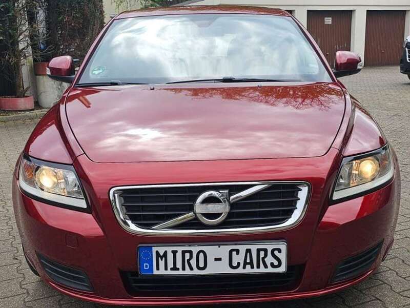 Rot Gebraucht 2010 Volvo V50 Momentum Kombi | 3.190 € (Etwas zu teuer) - Bild 1/4