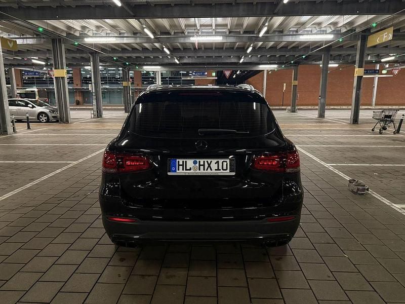 Gebraucht Mercedes GLC300e AMG 306 PS (225 kW) 2021 Schwarz SUV