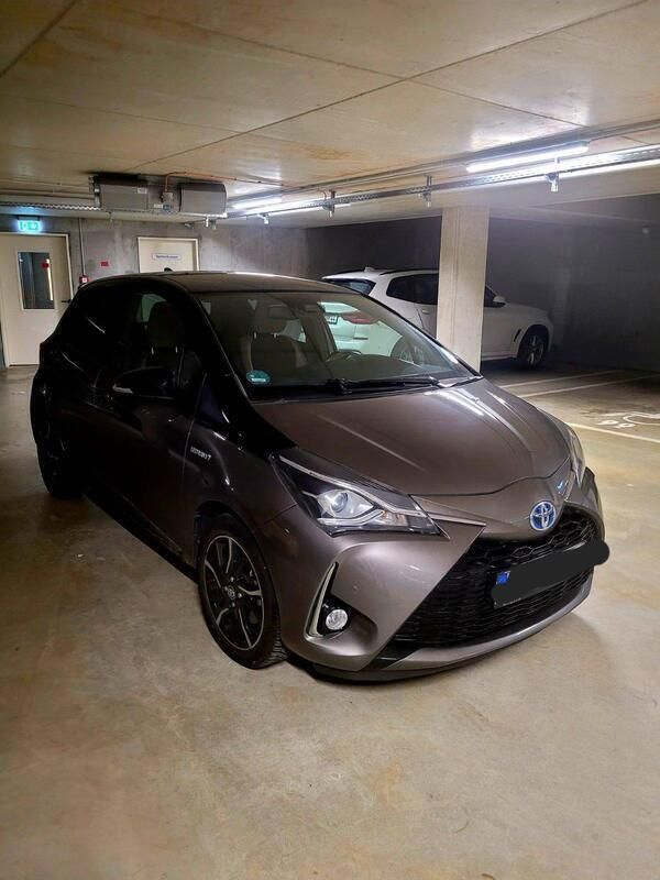 Beige Gebraucht 2018 Toyota Yaris Hybrid Style Kleinwagen | 13.800 € (Guter Preis) - Bild 1/4