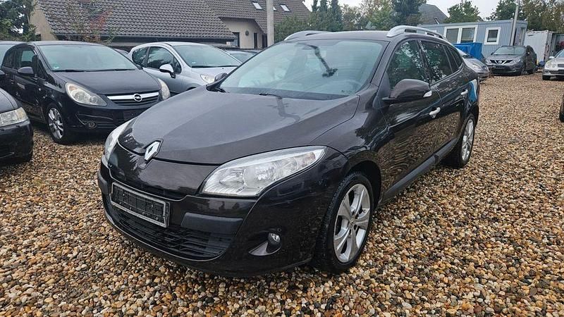 Braun Gebraucht 2011 Renault Mégane III Dynamique Limousine | 3.390 € (Fairer Preis) - Bild 1/4