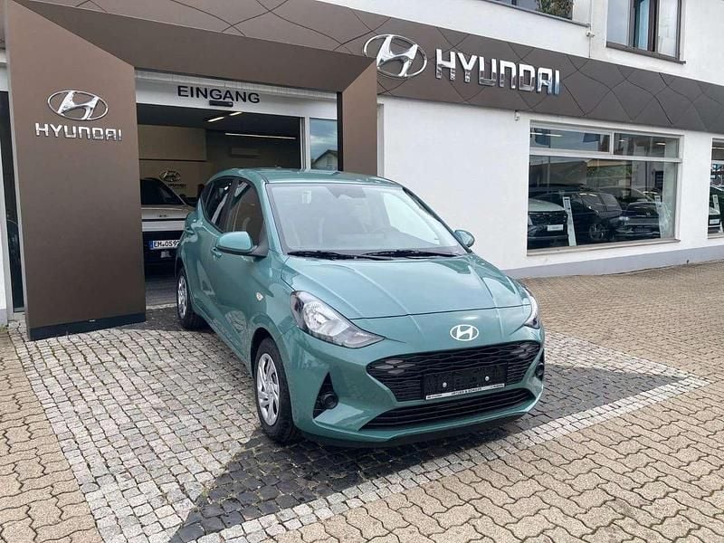 Grün Neu 2025 Hyundai i10 Select Kleinwagen | 16.790 € (Fairer Preis) - Bild 1/4