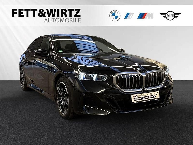 Saphirschwarz Gebraucht 2024 BMW 520 Comfort Edition Limousine | 46.690 € (Etwas zu teuer) - Bild 1/3