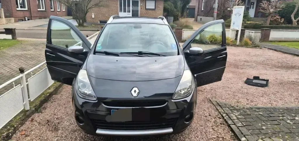 Używany Renault Clio II Dynamique 101 KM (74 kW) 2010 Czarny Sedan/Limuzyna