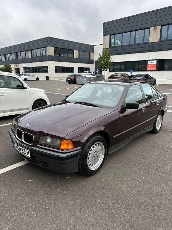 Rot Gebraucht 1993 BMW 316 Limousine | 7.900 € - Bild 1/4