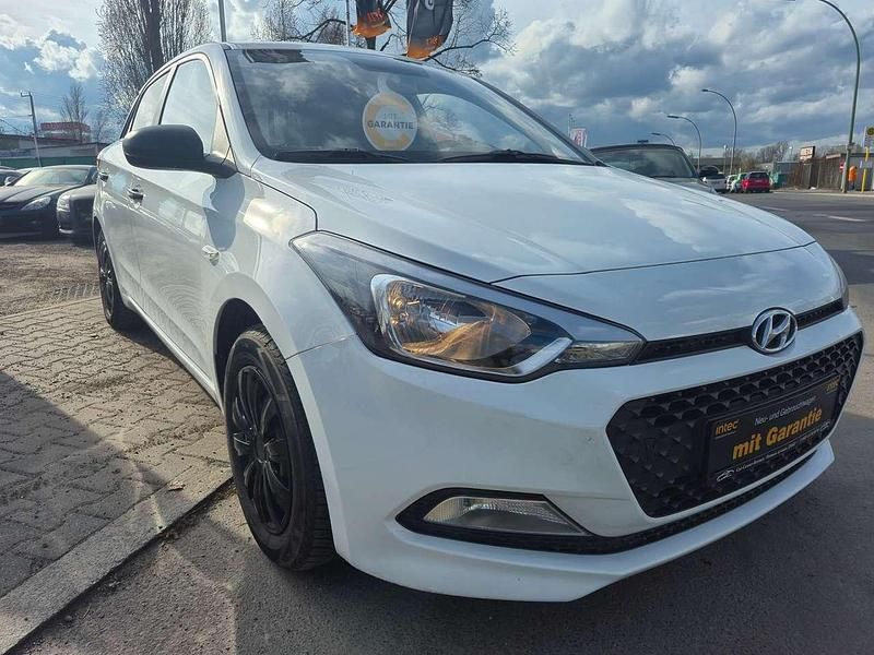 Gebraucht Hyundai i20 Basis 75 PS (55 kW) 2018 Polar white / sol Kleinwagen