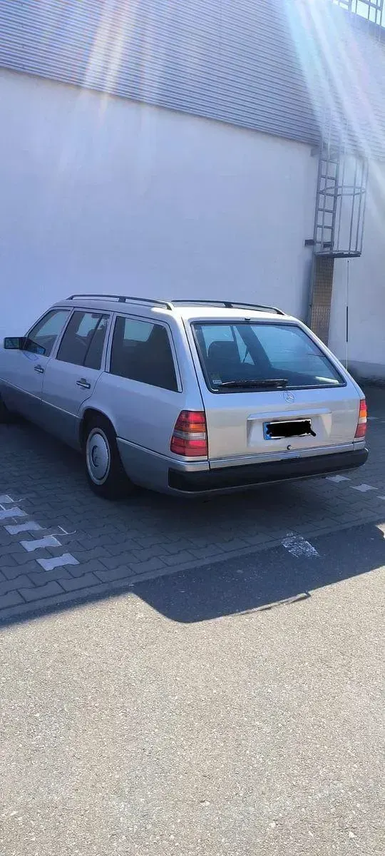 Second-hand Mercedes E300 179 CP (131 kW) 1990 Argintiu Berlinǎ