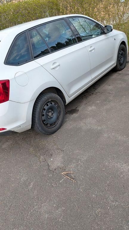 Gebraucht Skoda Rapid Active 105 PS (77 kW) 2013 Weiß Kleinwagen