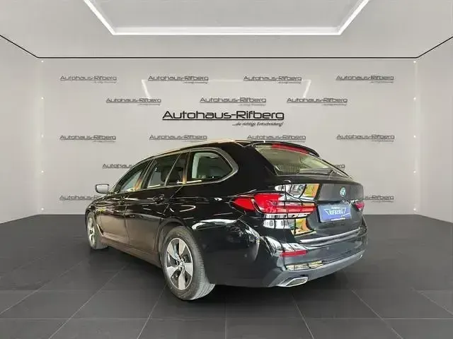 Gebraucht BMW 520 Performance 190 PS (139 kW) 2023 Schwarz Kombi
