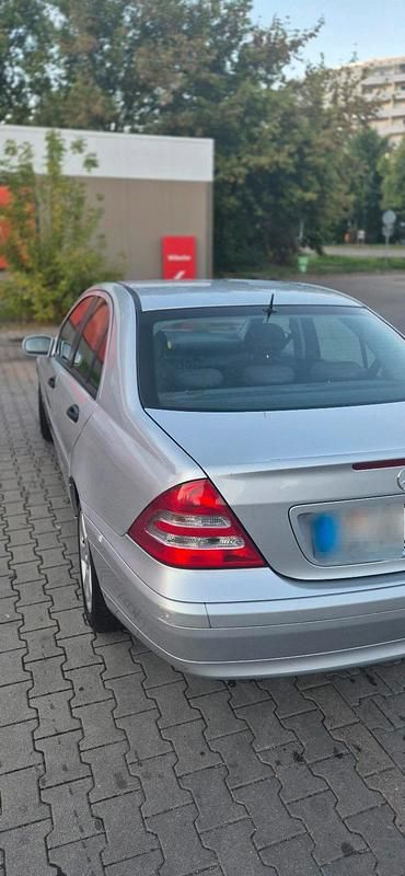 Silber Gebraucht 2004 Mercedes C220 Limousine | 2.200 € (Etwas zu teuer) - Bild 1/4